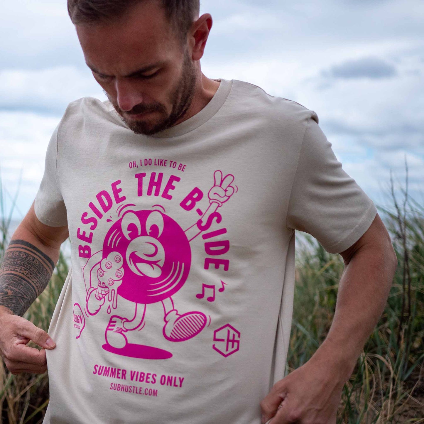 Summer vibes house music t-shirt in dust and raspberry mens