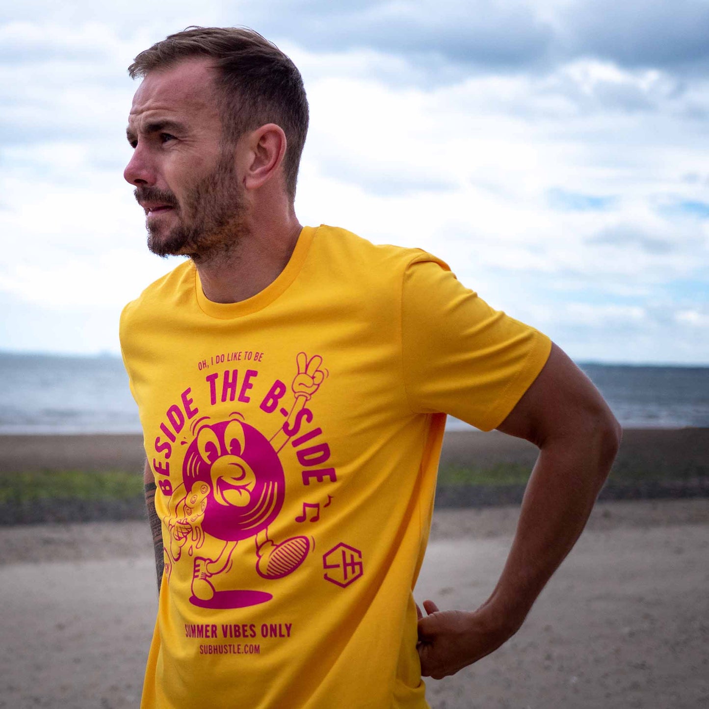 Summer vibes house music t-shirt in yellow and raspberry mens